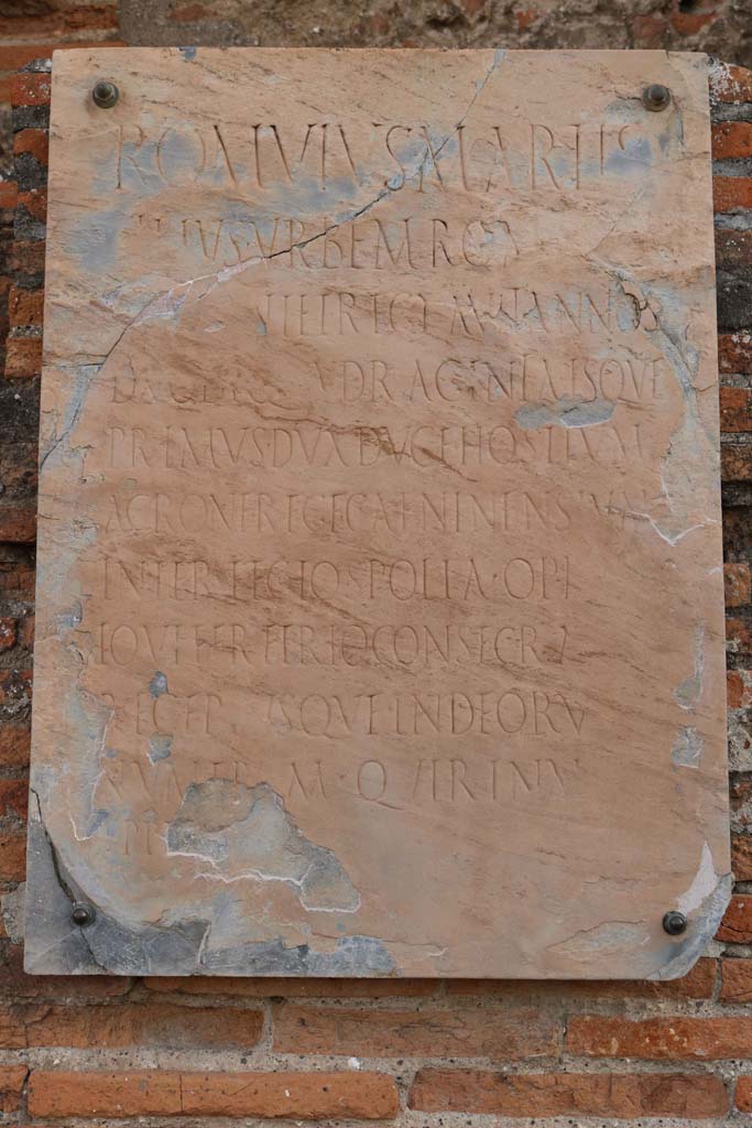 VII.9.1, Pompeii. December 2018. Portico 1. North end. 
Plaque to Romulus, son of Mars, situated below niche between entrance and apsidal niche 4. 
Photo courtesy of Aude Durand.