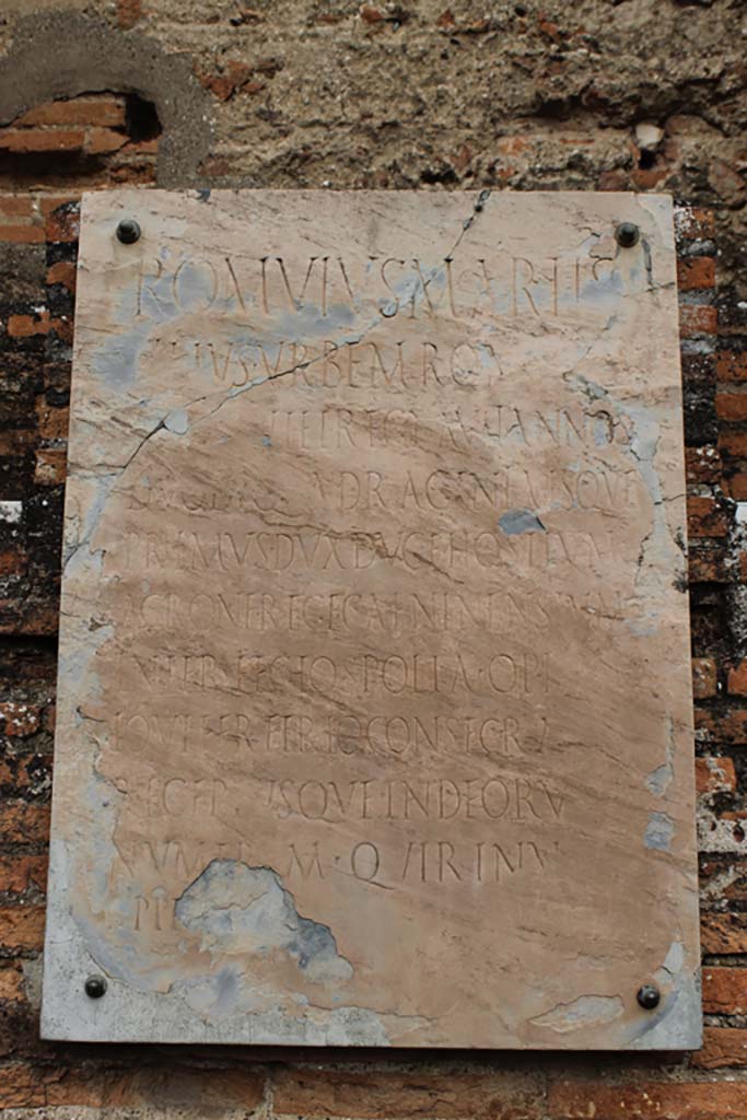 VII.9.1 Pompeii. March 2014. Portico 1. North end. 
Plaque to Romulus, son of Mars, situated below niche between entrance and apsidal niche 4. 
Foto Annette Haug, ERC Grant 681269 DÉCOR.