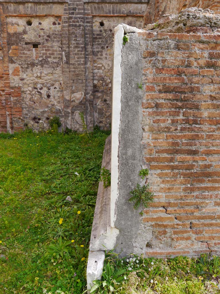 VII.9.2 Pompeii. March 2019. Corner of base of podium, at north end, looking east.
Foto Anne Kleineberg, ERC Grant 681269 DÉCOR.