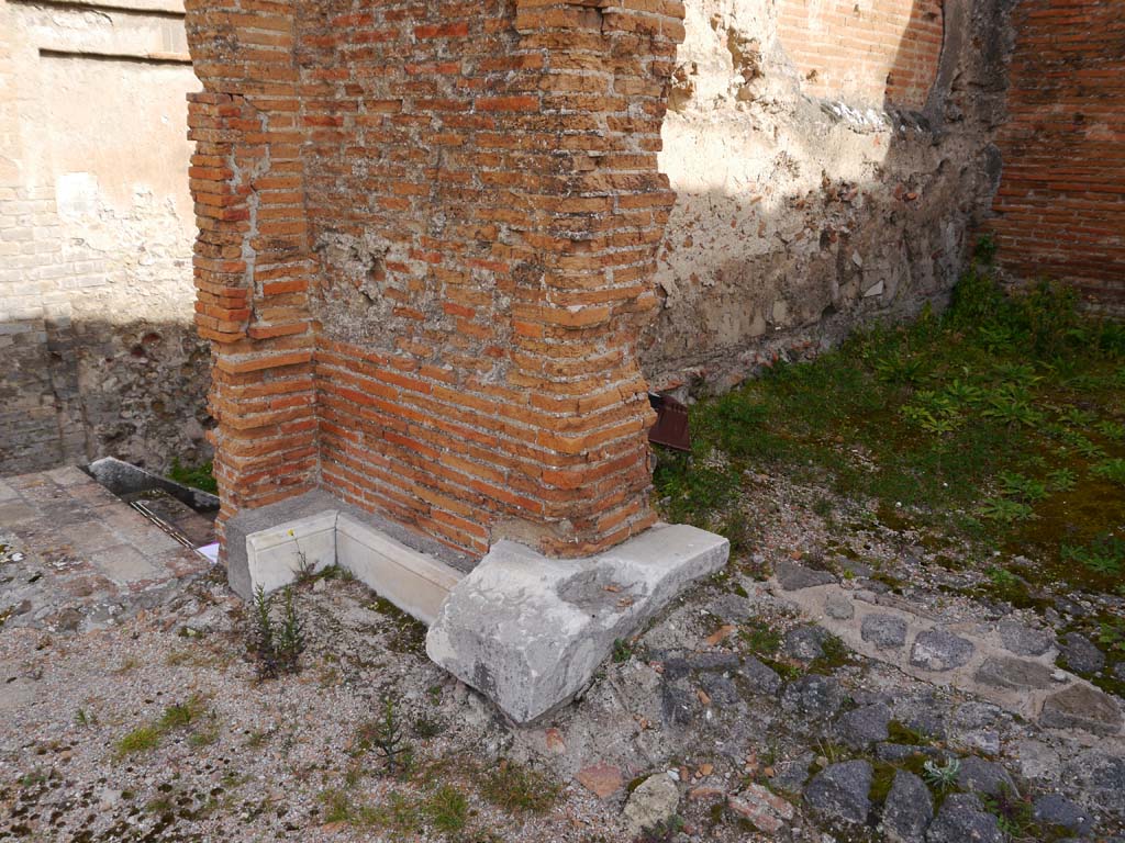 VII.9.2 Pompeii. March 2019. Looking towards north side of entrance doorway to cella on podium.
Foto Anne Kleineberg, ERC Grant 681269 DÉCOR