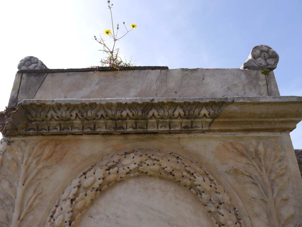 VII.9.2 Pompeii. March 2019. Detail of top of east side of altar. 
Foto Anne Kleineberg, ERC Grant 681269 DÉCOR.