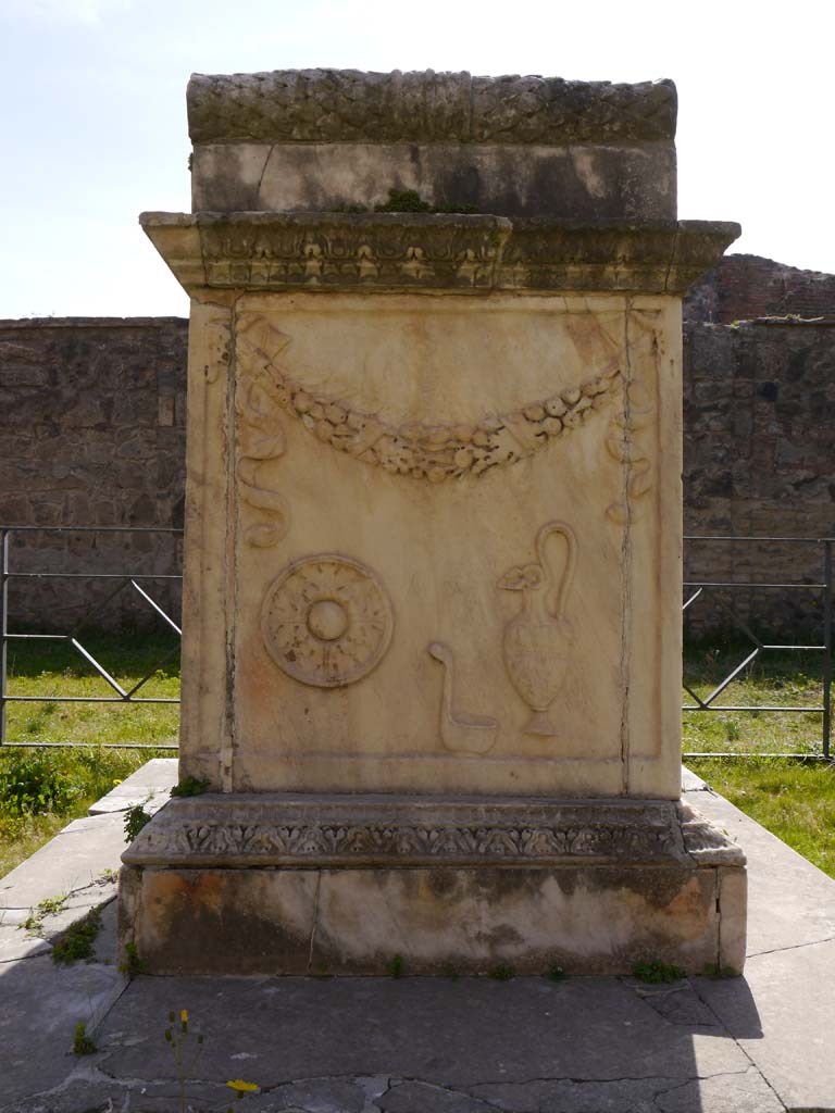 VII.9.2 Pompeii. March 2019. Looking towards north side of altar.
Foto Anne Kleineberg, ERC Grant 681269 DÉCOR.