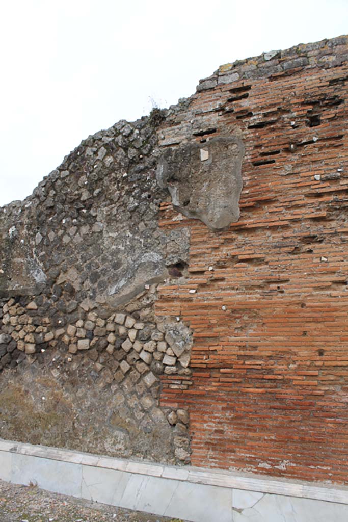 VII.9.2 Pompeii. March 2014. Detail of front façade and marble veneer at north end.
Foto Annette Haug, ERC Grant 681269 DÉCOR.