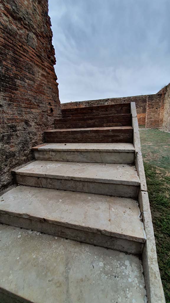 VII.9.2 Pompeii. August 2021. Steps to cella on north side of podium.
Foto Annette Haug, ERC Grant 681269 DÉCOR