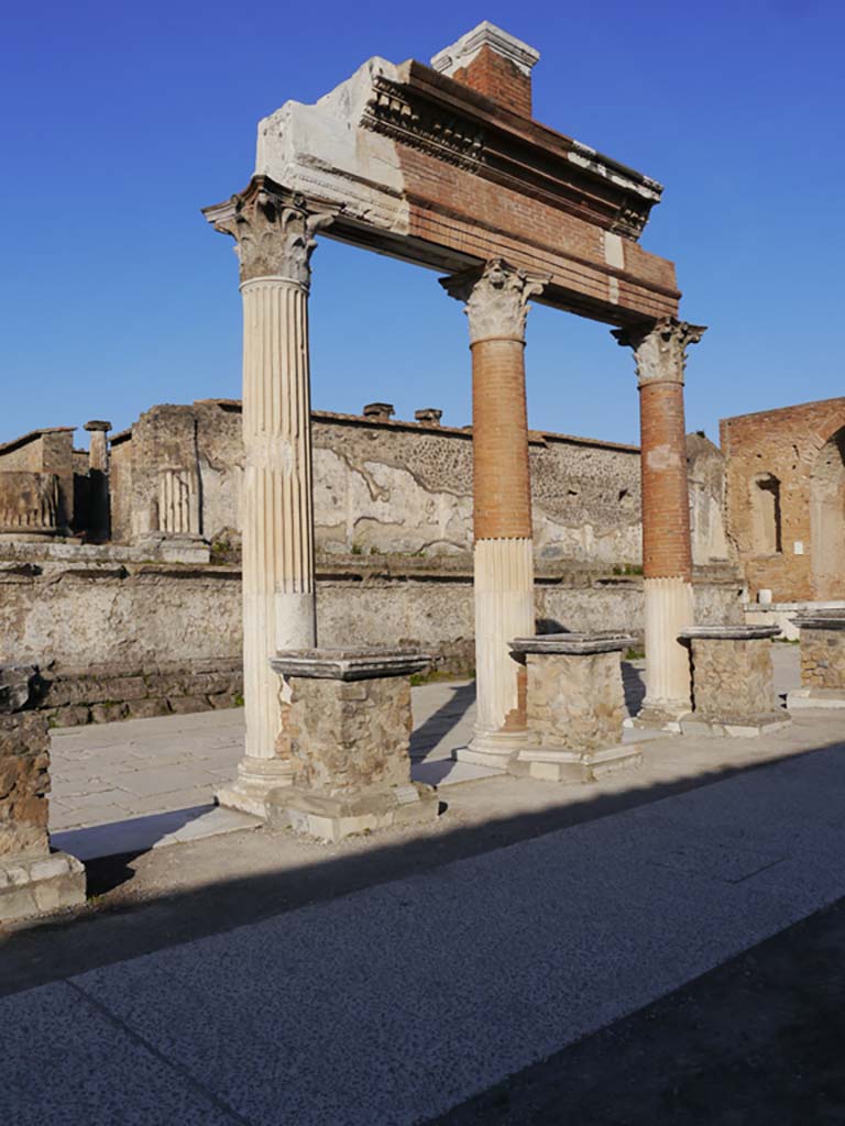 VII.9.7/8 Pompeii. March 2019. 
Looking west to rear of columns in north-east corner of Forum, outside Macellum.
Foto Annette Haug, ERC Grant 681269 DÉCOR.