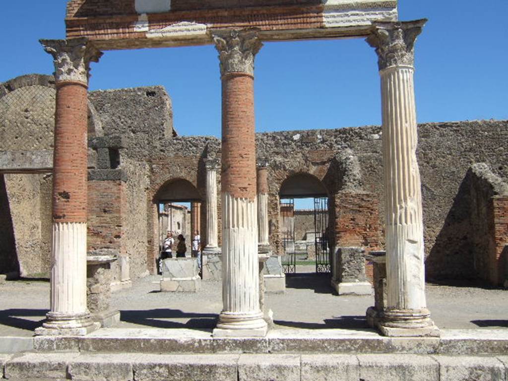 VII.9.8 and VII.9.7 Pompeii. September 2005. Entrances to Macellum from Forum.