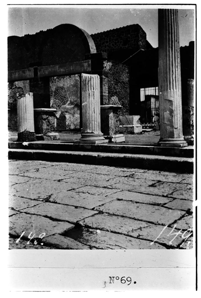 VII.9.7/8 Pompeii.  W.1595. Portico of Macellum, before restoration.
Photo by Tatiana Warscher. Photo © Deutsches Archäologisches Institut, Abteilung Rom, Arkiv.