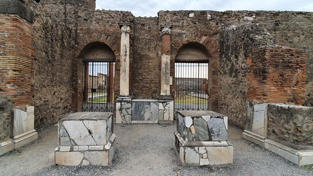 VII.9.8 and 7 Pompeii. August 2021. Looking east across statue bases towards entrance doorways.
Foto Annette Haug, ERC Grant 681269 DÉCOR.