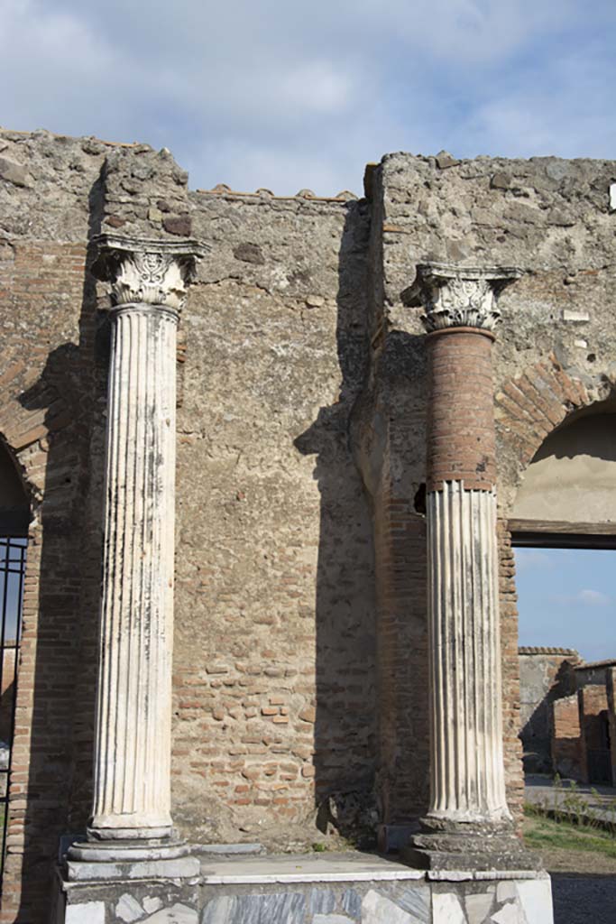 VII.9.7/8 Pompeii. March 2019. Columns with capitals outside entrances to Macellum.
Foto Annette Haug, ERC Grant 681269 DÉCOR.