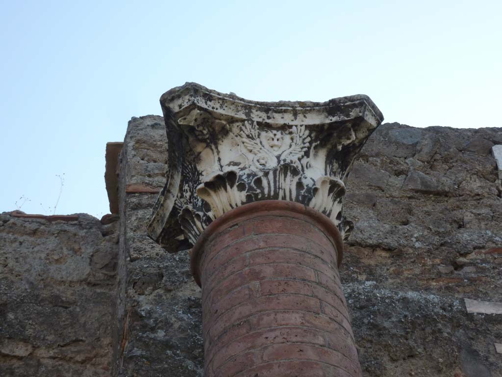 VII.9.7/8 Pompeii. October 2014. Capital on south side of wall separating two entrance doorways.
Foto Annette Haug, ERC Grant 681269 DÉCOR
