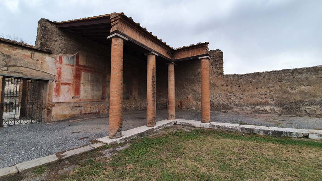 VII.9.7/8 Pompeii. August 2021. Looking towards north-west corner of portico.
Foto Annette Haug, ERC Grant 681269 DÉCOR.