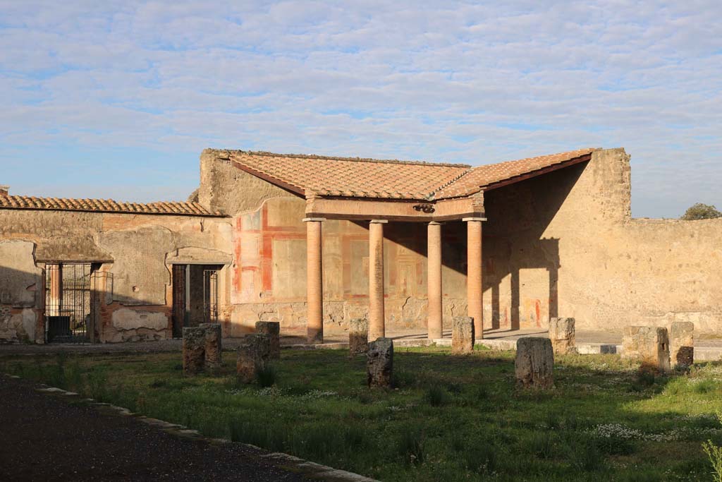 VII.9.7/8, Pompeii. December 2018. Looking towards north-west corner of portico. Photo courtesy of Aude Durand.