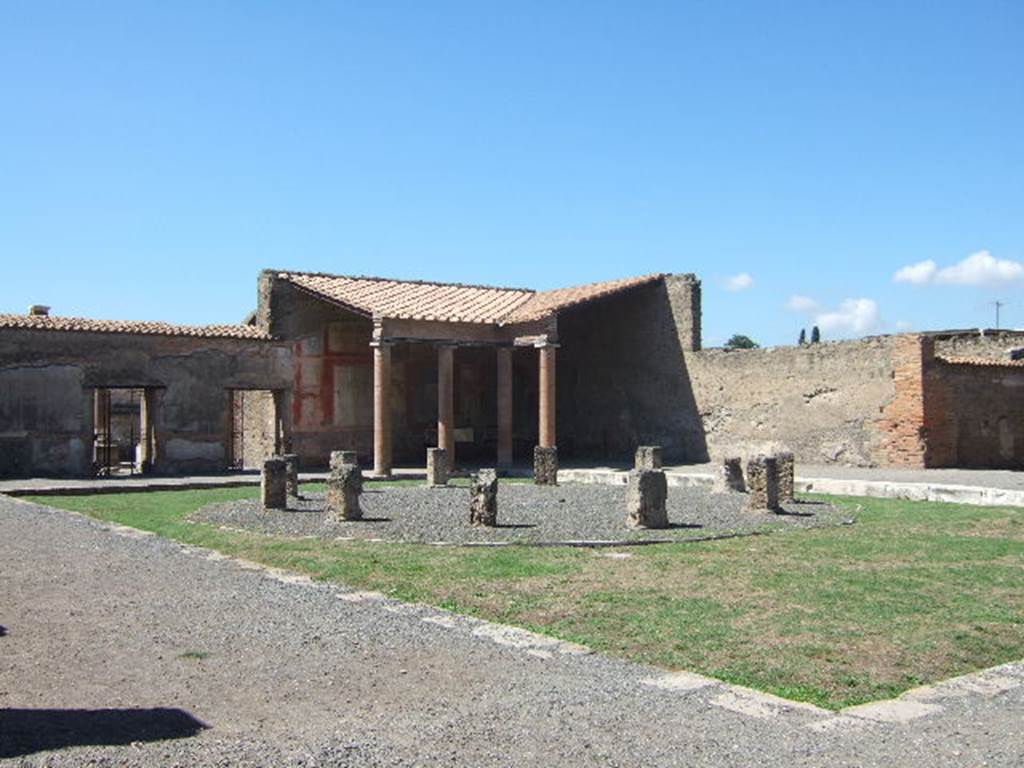 VII.9.7 and VII.9.8 Pompeii. Macellum. September 2005. Looking across Tholos to north west corner.
