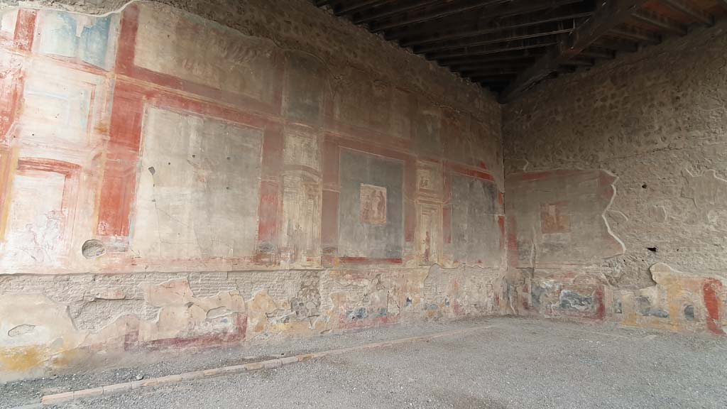 VII.9.7/8 Pompeii. August 2021. Looking towards painted west and north walls.
Foto Annette Haug, ERC Grant 681269 DÉCOR.