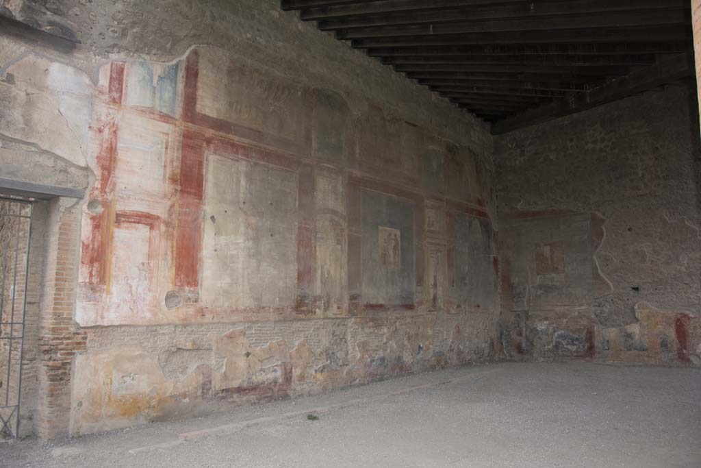 VII.9.7/8 Pompeii. October 2017. Looking towards painted west and north walls, with entrance doorway at VII.9.8, on left.
Foto Annette Haug, ERC Grant 681269 DÉCOR.