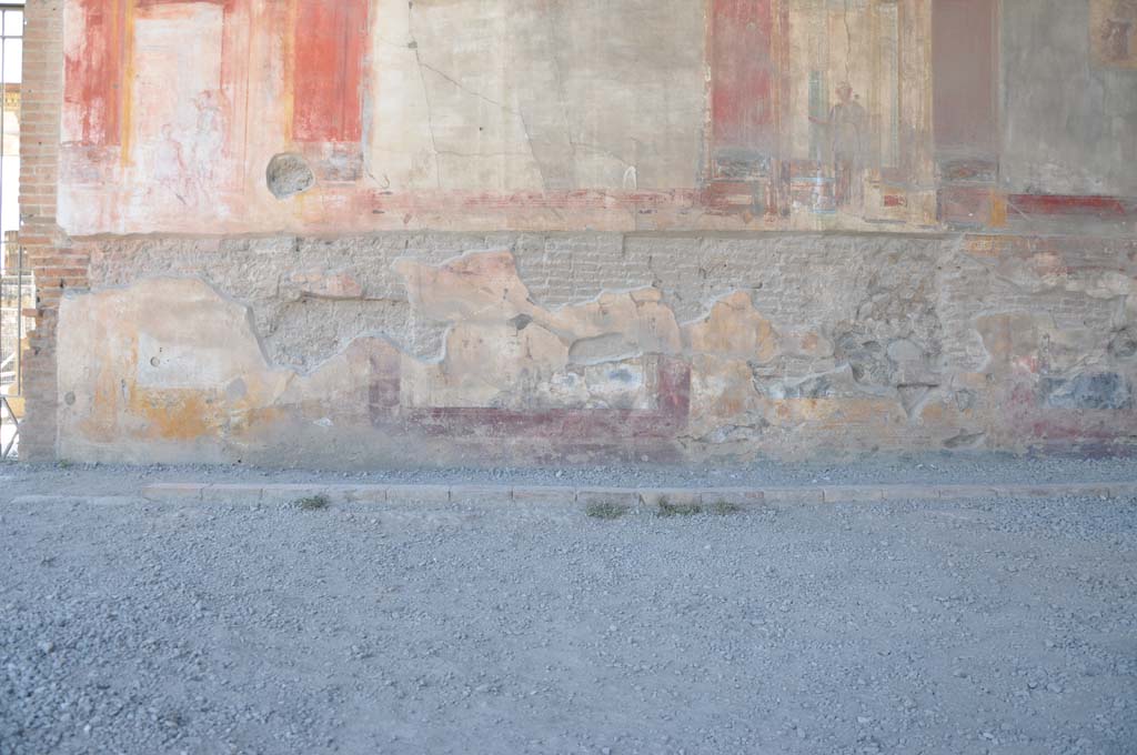 VII.9.7/8 Pompeii. July 2017. Remaining painted decoration on lower west wall, on north side of doorway.
Foto Annette Haug, ERC Grant 681269 DÉCOR.