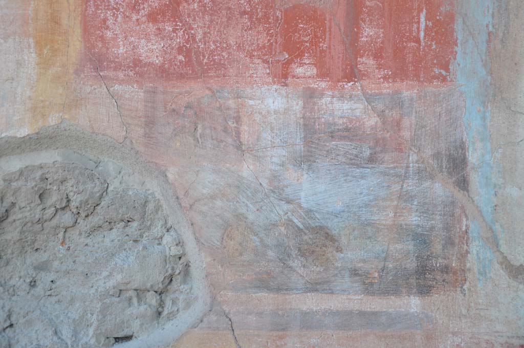 VII.9.7/8 Pompeii. July 2017. Remaining faded painting at base of red pilaster on south side of painting of two flying figures on west wall.
Foto Annette Haug, ERC Grant 681269 DÉCOR.