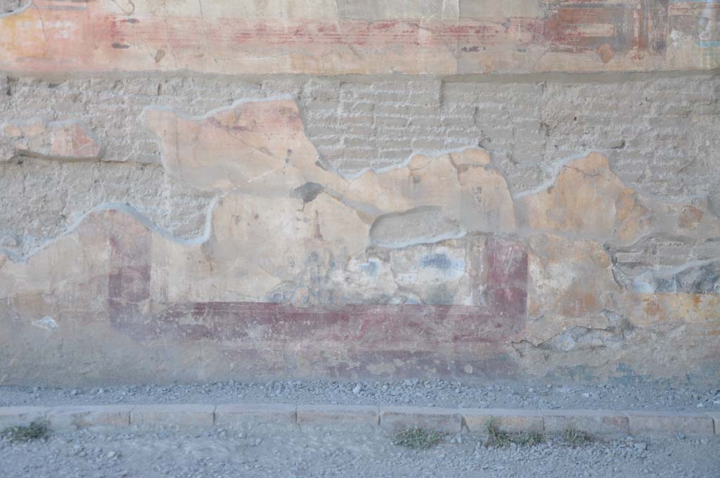 VII.9.7/8 Pompeii. July 2017. Lower west wall with remaining painted decoration on zoccolo.
Foto Annette Haug, ERC Grant 681269 DÉCOR.