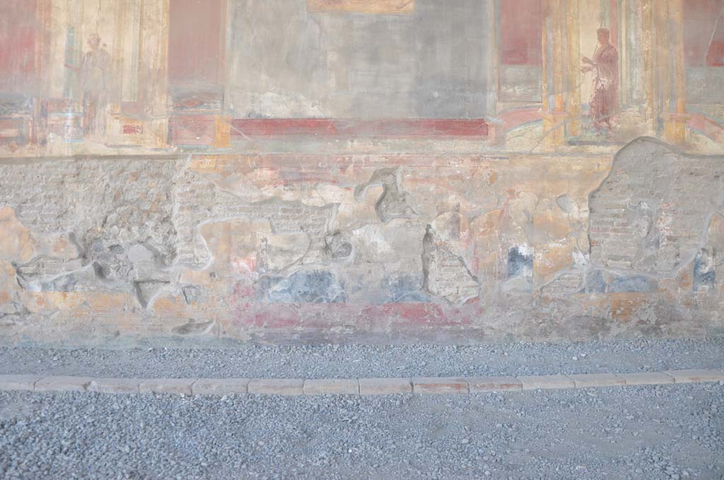 VII.9.7/8 Pompeii. July 2017. Zoccolo on lower west wall under central painting.
Foto Annette Haug, ERC Grant 681269 DÉCOR.