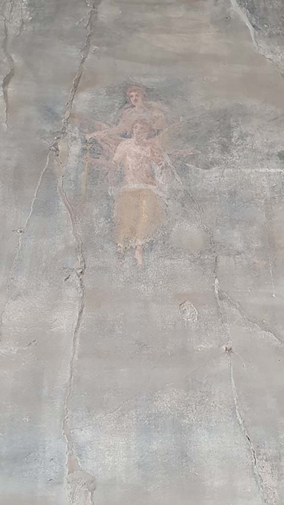 VII.9.7/8 Pompeii. August 2021. 
Flying figures in centre of panel at north end of west wall.
Foto Annette Haug, ERC Grant 681269 DÉCOR.