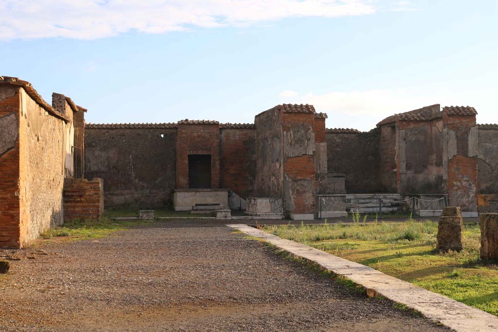 VII.9.7 and VII.9.8 Pompeii. Macellum. December 2018. Looking east from near doorway at VII.9.19, on left. Photo courtesy of Aude Durand.