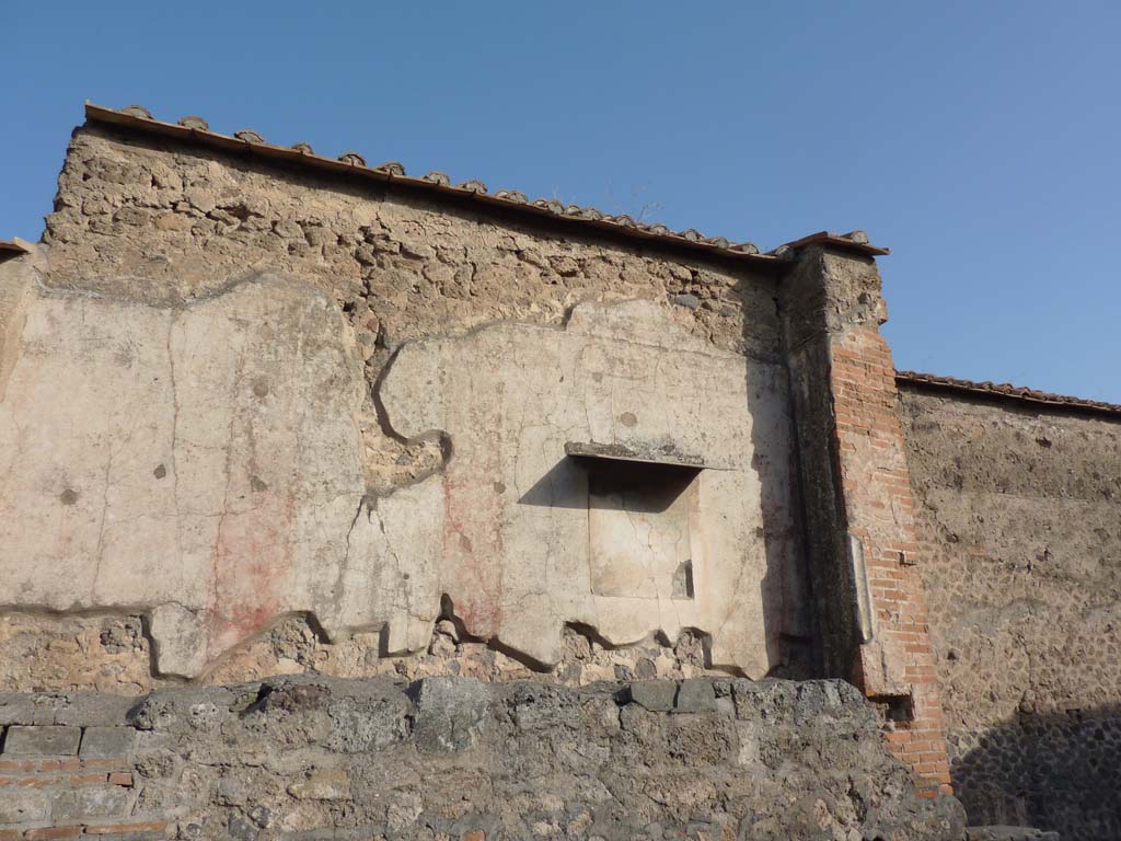 VII.9.7/8 Pompeii. October 2014. Looking towards north wall in north-east corner with faded wall painting.
Foto Annette Haug, ERC Grant 681269 DÉCOR