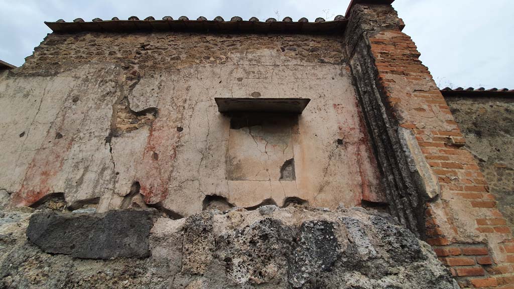 VII.9.7/8 Pompeii. August 2021. Looking towards faded painting and wall decoration on north wall in north-east corner.
Foto Annette Haug, ERC Grant 681269 DÉCOR.