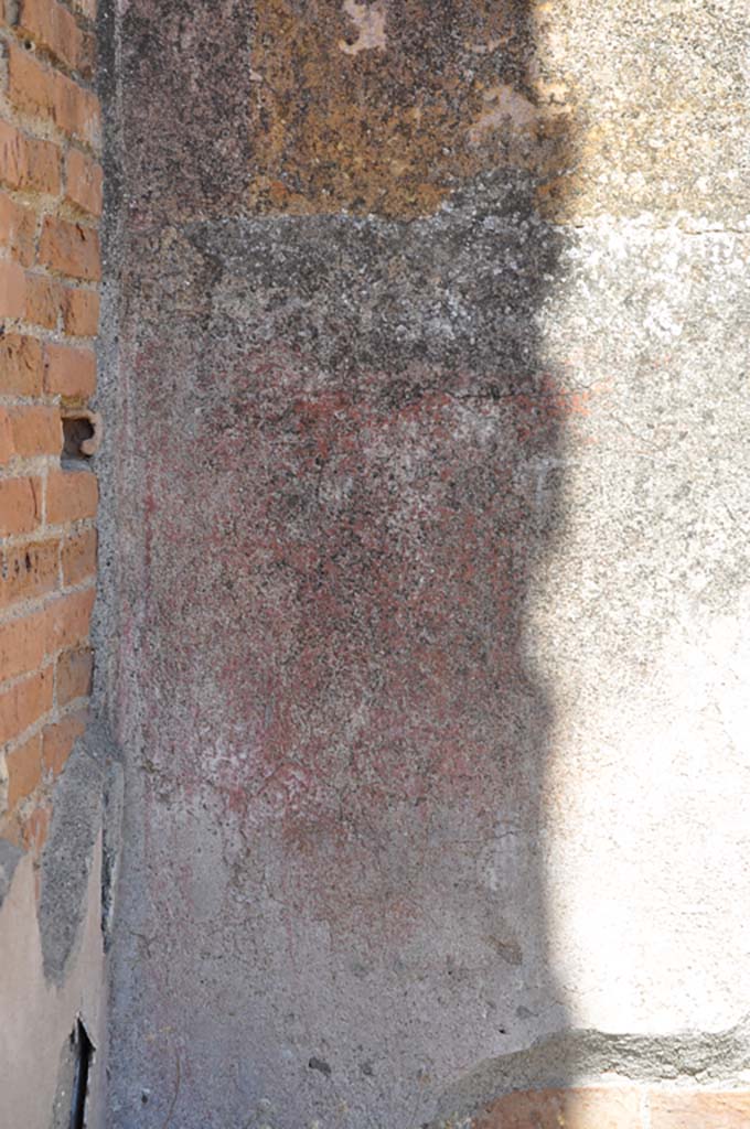 VII.9.7/8 Pompeii. July 2017. 
Remaining painted plaster on lower east wall at north end.
Foto Annette Haug, ERC Grant 681269 DÉCOR.