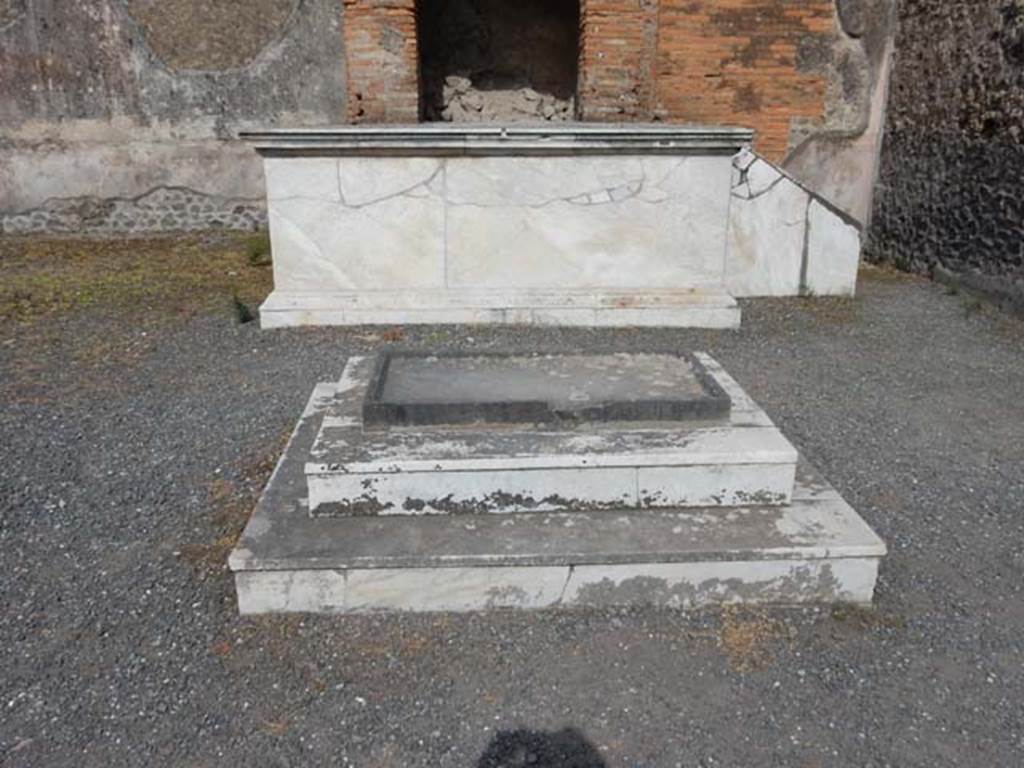VII.9.7 and VII.9.8 Pompeii. Macellum. May 2015. Looking east across room in north-east corner, towards podium. Photo courtesy of Buzz Ferebee.