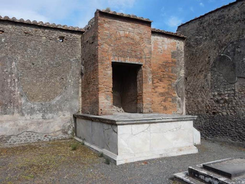 VII.9.7 and VII.9.8 Pompeii. Macellum. May 2015. Marble podium against east wall. 
Photo courtesy of Buzz Ferebee.