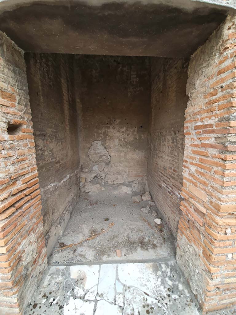 VII.9.7/8 Pompeii. August 2021. Looking east into large rectangular niche above podium.
Foto Annette Haug, ERC Grant 681269 DÉCOR.
