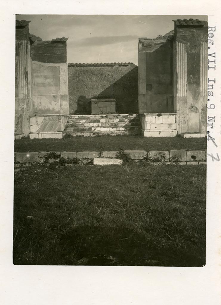 VII.9.7/8 Pompeii. Pre-1937-39. Looking east to shrine in central room.  
Photo courtesy of American Academy in Rome, Photographic Archive. Warsher collection no. 1151.