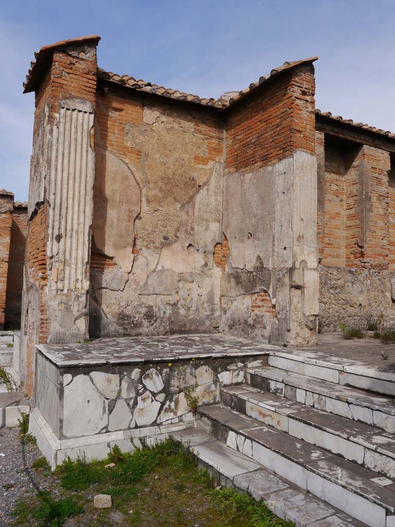 VII.9.7 and VII.9.8 Pompeii. Macellum. March 2019. Looking towards marble podium on north side of steps.
Foto Anne Kleineberg, ERC Grant 681269 DÉCOR.