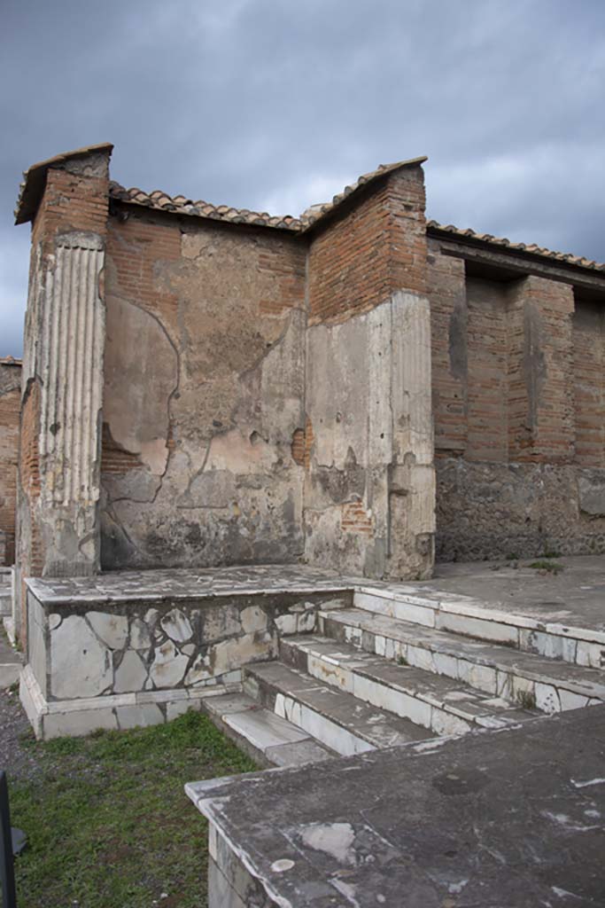 VII.9.7/8 Pompeii. October 2017. 
Looking north across steps towards marble podium against north wall. 
Foto Annette Haug, ERC Grant 681269 DÉCOR.