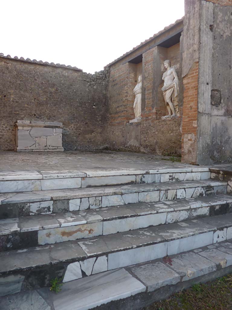 VII.9.7/8 Pompeii. October 2014. Looking south-east towards marble steps and Altar against east wall. 
Foto Annette Haug, ERC Grant 681269 DÉCOR.