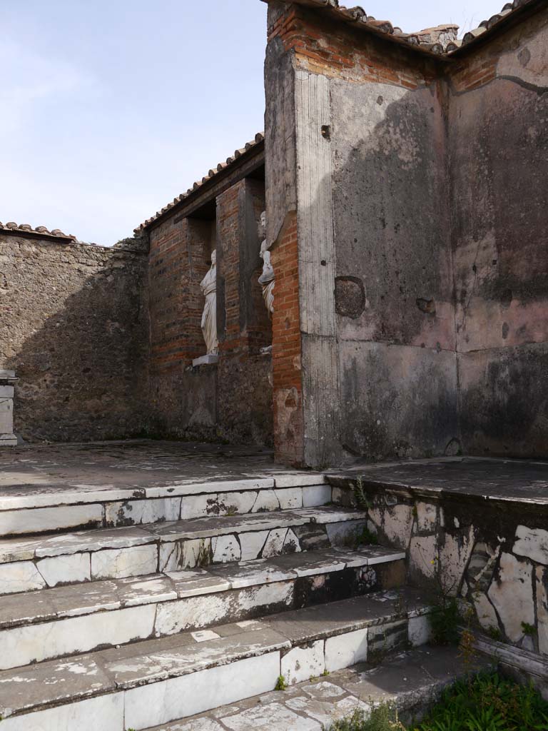 VII.9.7 and VII.9.8 Pompeii. Macellum. March 2019. Looking towards south side of steps and podium.
Foto Anne Kleineberg, ERC Grant 681269 DÉCOR