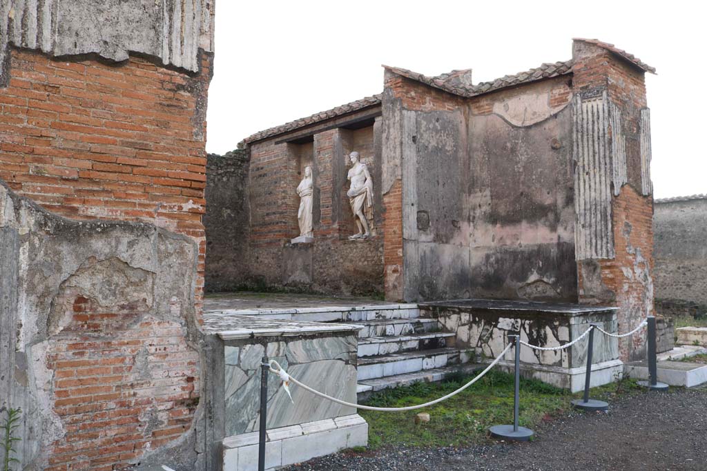 VII.9.7 and VII.9.8 Pompeii. Macellum. December 2018. Shrine in centre room of the east side. Photo courtesy of Aude Durand.