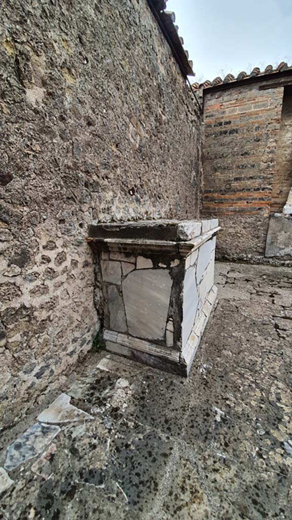 VII.9.7/8 Pompeii. August 2021. 
Looking south along east wall towards north side of altar.
Foto Annette Haug, ERC Grant 681269 DÉCOR.