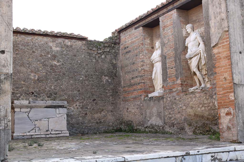 VII.9.7 and VII.9.8 Pompeii. December 2018. Looking south-east across room in middle of the east side. Photo courtesy of Aude Durand.