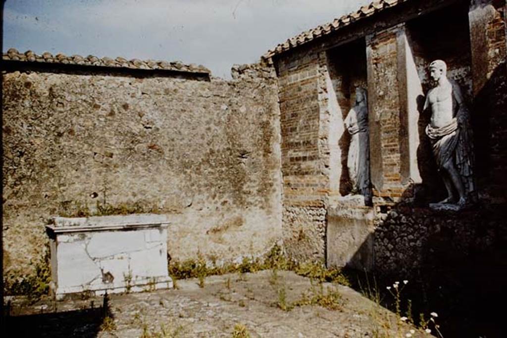 VII.9.7 and VII.9.8 Pompeii. Macellum. 1961. Two statues in niches on the south wall.
Photo by Stanley A. Jashemski.
Source: The Wilhelmina and Stanley A. Jashemski archive in the University of Maryland Library, Special Collections (See collection page) and made available under the Creative Commons Attribution-Non Commercial License v.4. See Licence and use details.
J61f0643