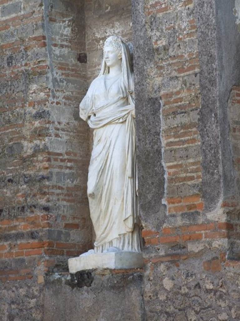 VII.9.7 and VII.9.8 Pompeii. Macellum.  December 2007. Shrine. Female statue originally thought to be either Octavia the sister of Augustus or an unknown member of the Julio Claudian house. It is now believed to be a statue portraying a local personality perhaps one who sponsored the restoration of the building.