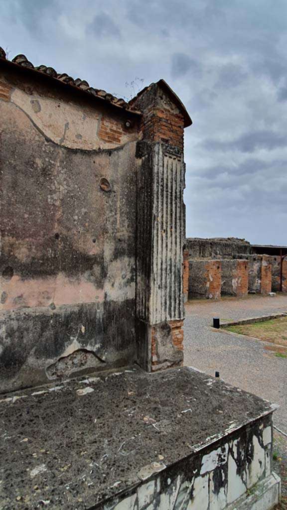 VII.9.7/8 Pompeii. August 2021. Looking towards south wall above podium at west end.
Foto Annette Haug, ERC Grant 681269 DÉCOR.