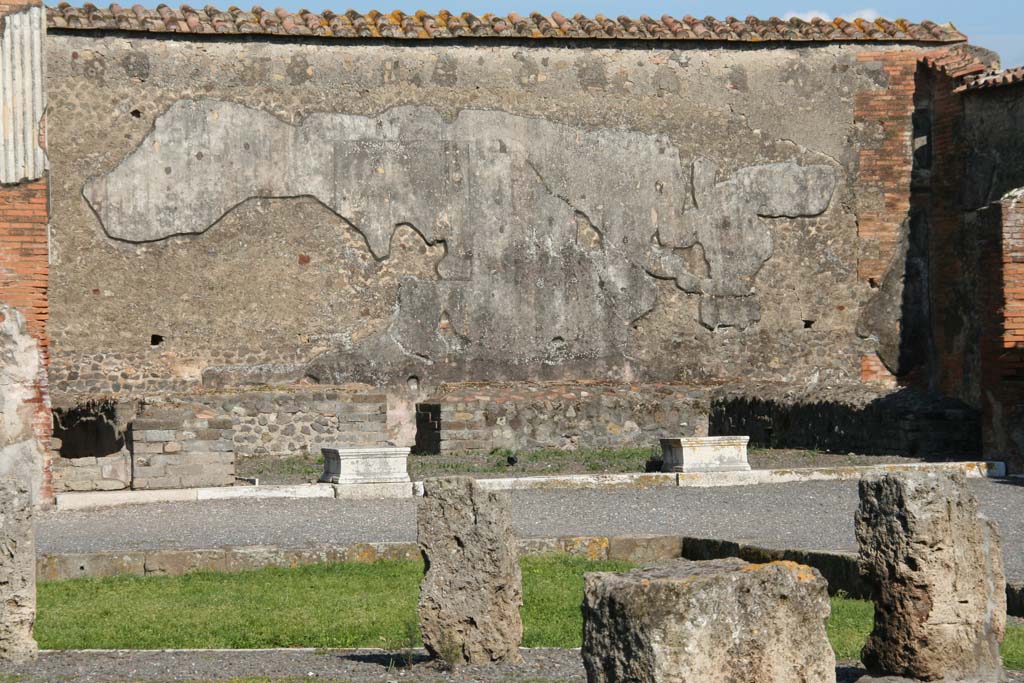 VII.9.7 and VII.9.8 Pompeii. Macellum. April 2013. Looking towards east wall of large room in south-east corner.
Photo courtesy of Klaus Heese.