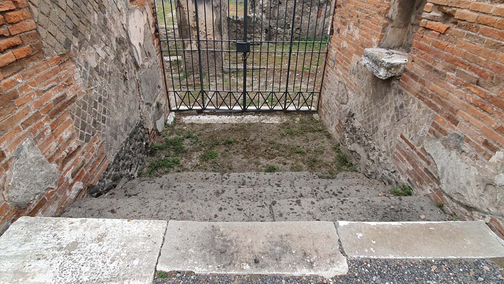 VII.9.7/8 Pompeii. August 2021. Looking south down steps leading to entrance at VII.9.42.
Foto Annette Haug, ERC Grant 681269 DÉCOR.