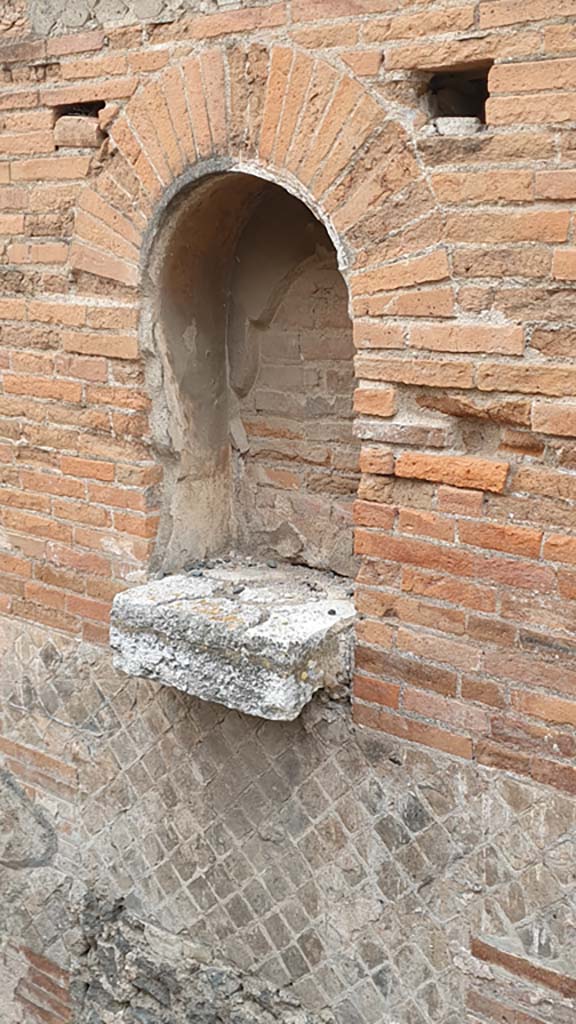 VII.9.7/8 Pompeii. August 2021. Altar in west wall of steps. 
Foto Annette Haug, ERC Grant 681269 DÉCOR.