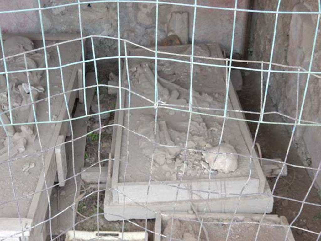 VII.9.7 and VII.9.8 Pompeii. Macellum. May 2015. Shop on south side containing Bronze Age skeletons. Photo courtesy of Buzz Ferebee.