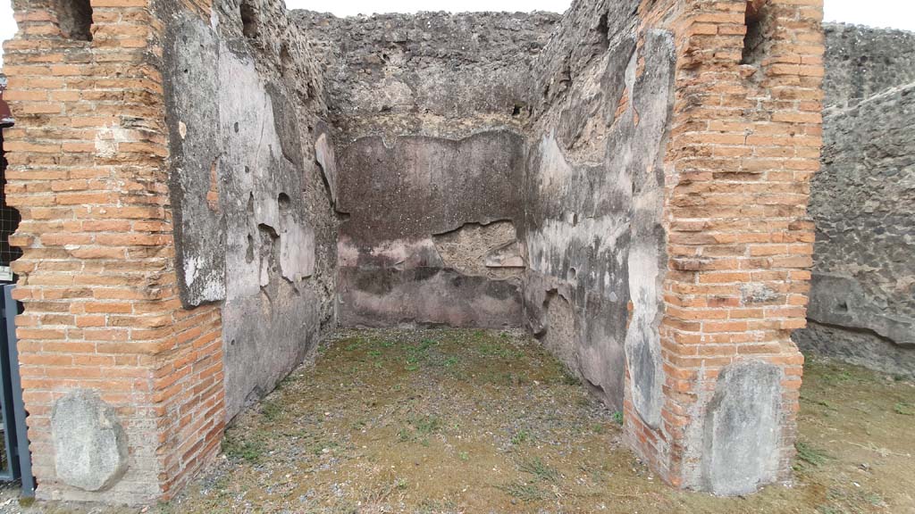 VII.9.7/8 Pompeii. August 2021. Shop 2 on south side.
Foto Annette Haug, ERC Grant 681269 DÉCOR.