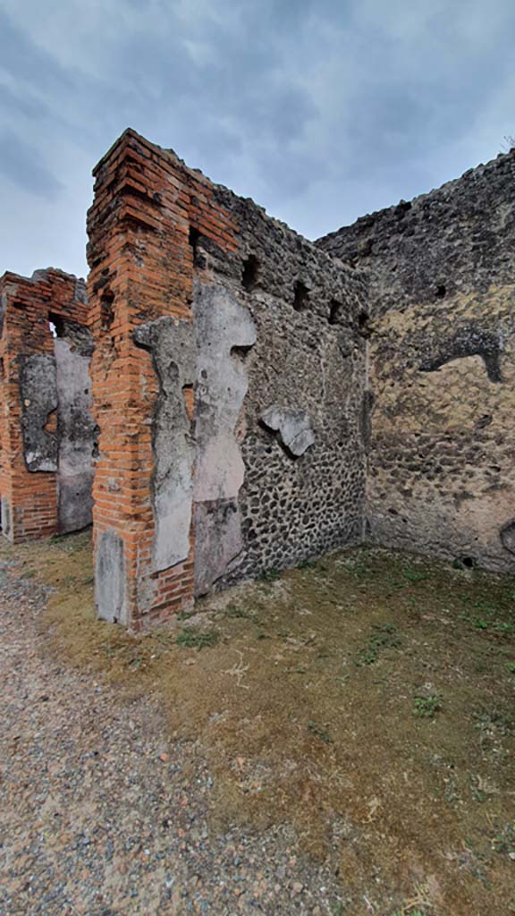 VII.9.7/8 Pompeii. August 2021. East wall of shop 3.
Foto Annette Haug, ERC Grant 681269 DÉCOR.