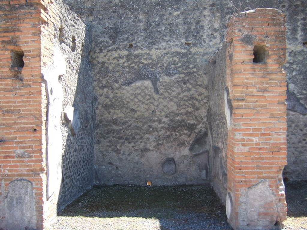 VII.9.7 and VII.9.8 Pompeii. Macellum. September 2005. Shop 3 on south side.