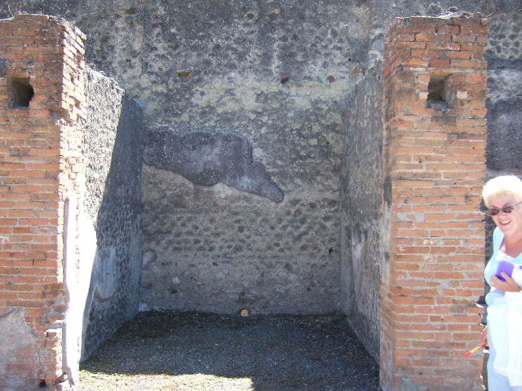 VII.9.7 and VII.9.8 Pompeii. Macellum. September 2005. Shop 4 on south side.